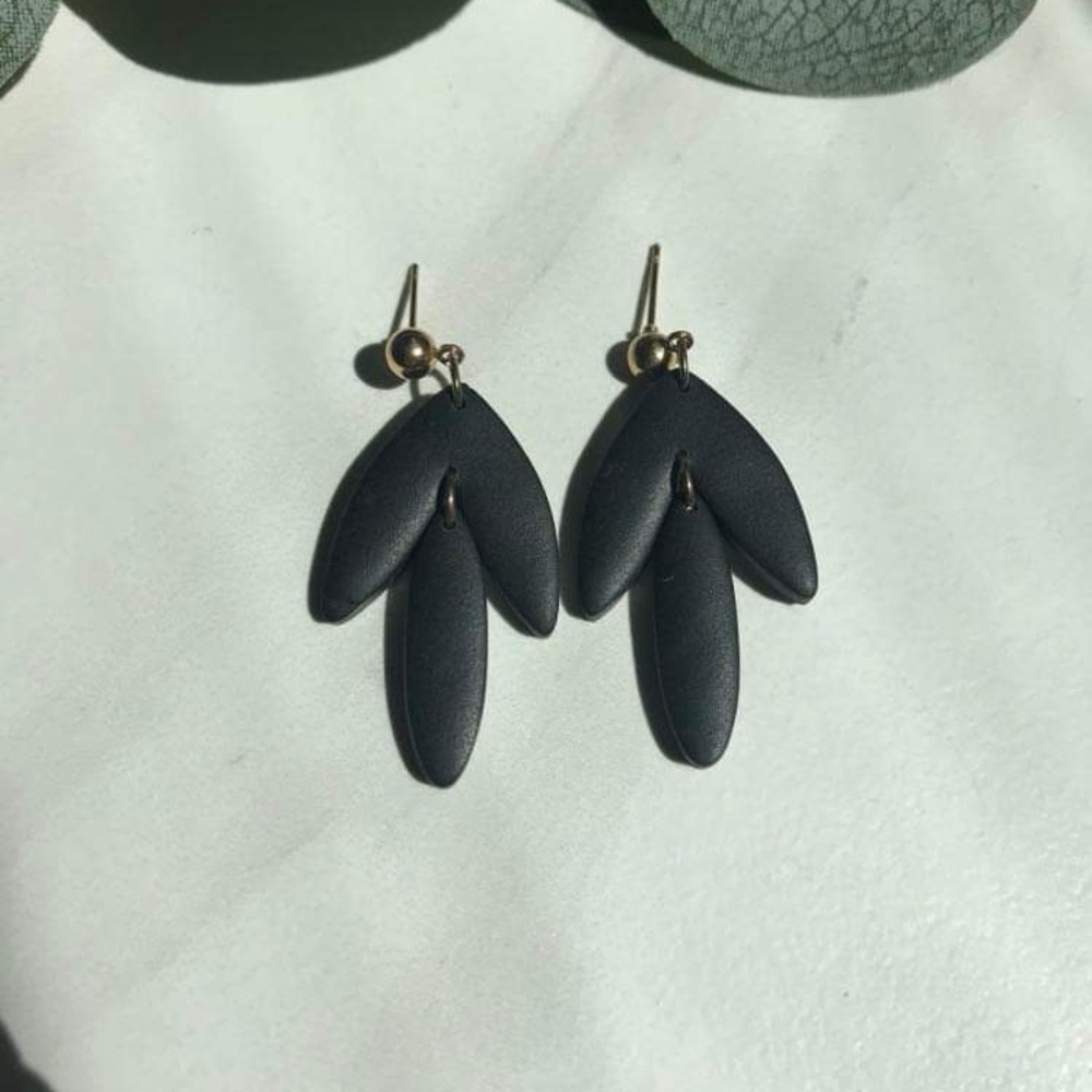 Elegant Black Leaf Earrings